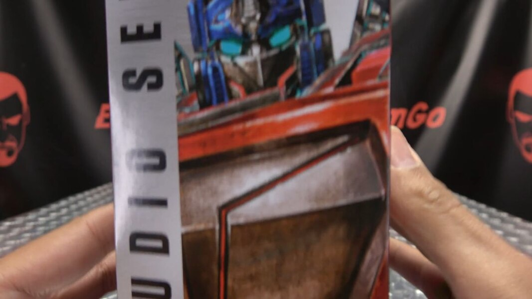 Image Of Gamer Optimus Prime In Hand Video Review From Transformers Studio Series  (5 of 37)